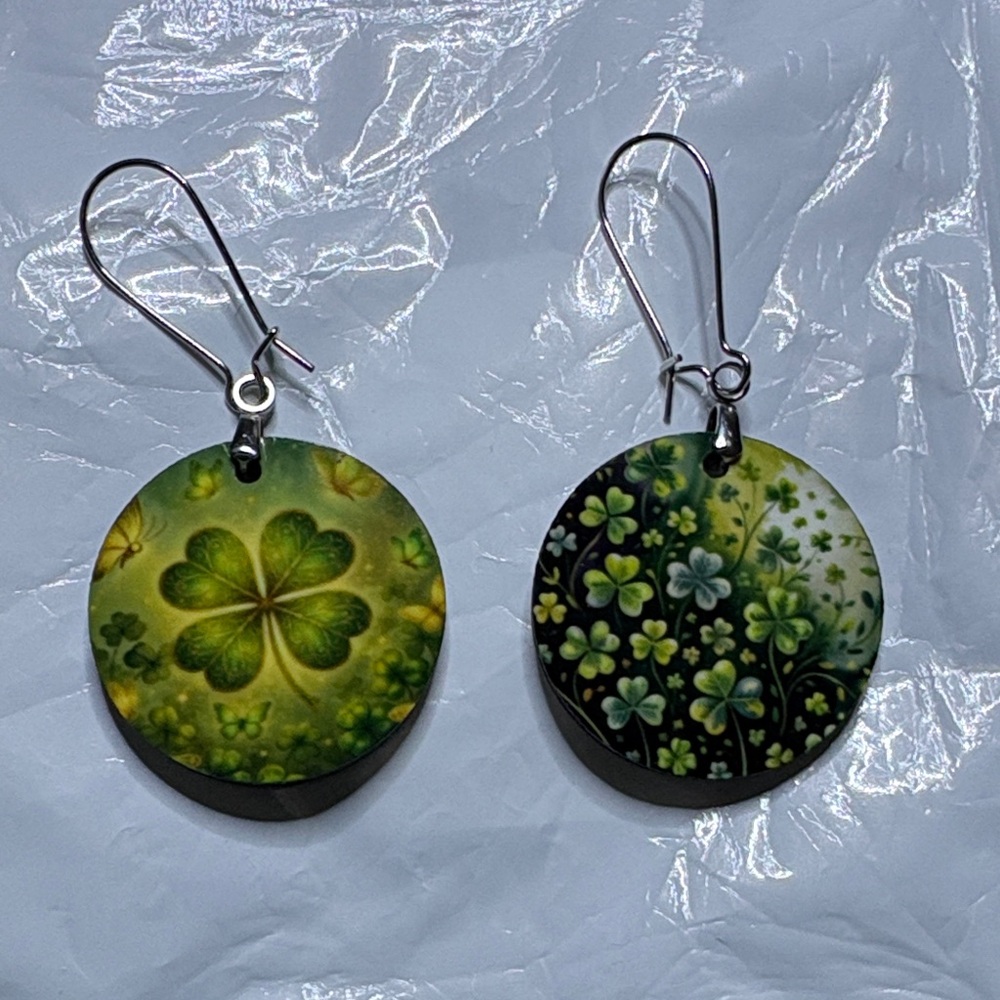 Clove leaf earrings